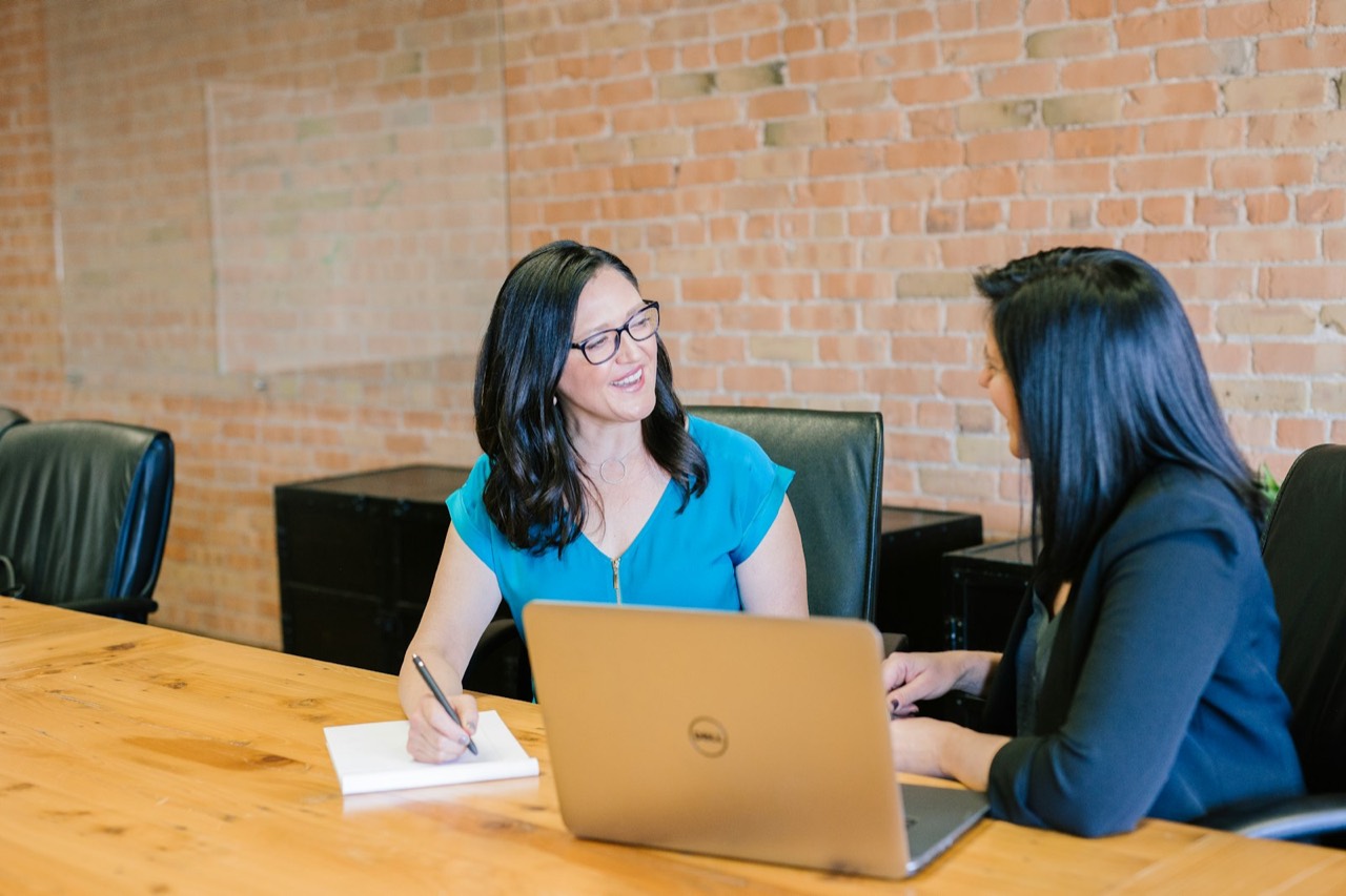 Query Minds consultants working with a client on their Microsoft estate